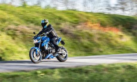 Suzuki Gsx S Abs Yugen Carbon La Prova E Il Prezzo