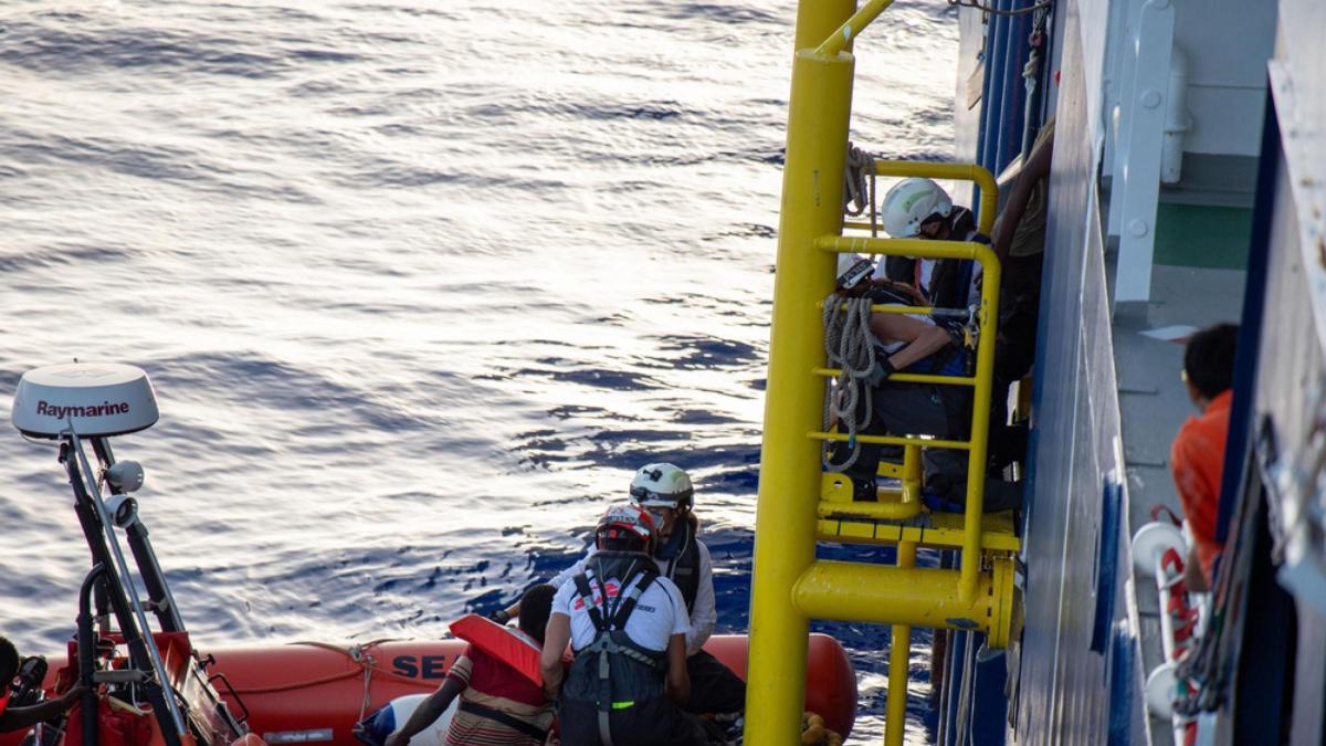 Migranti Nuovo Naufragio A Largo Di Lampedusa Morti Gazzetta It