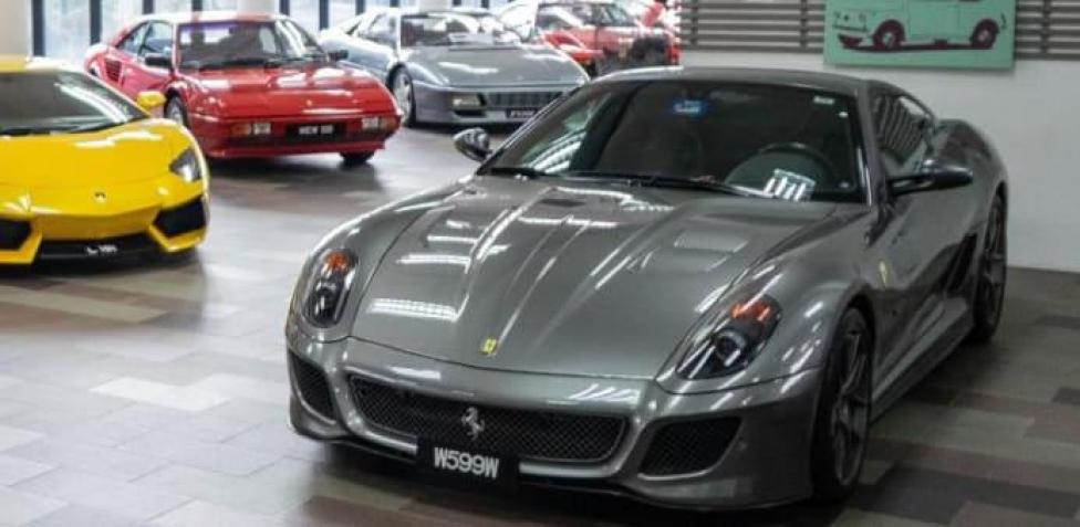 Ha Bugatti e Ferrari ma va al lavoro con un Suv 