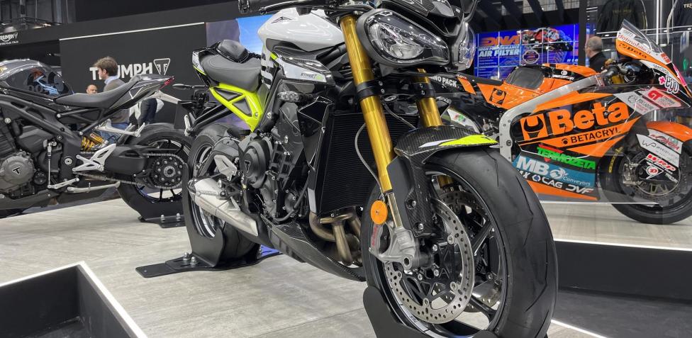 Triumph Street Triple R e RS 2023 foto caratteristiche prezzo e