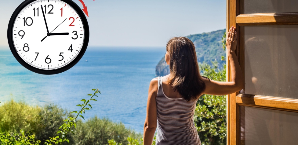 Persona che regola le lancette di un orologio da polso