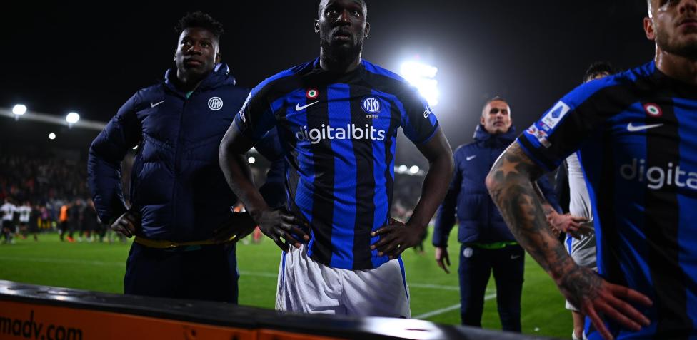 La Curva Nord dell'Inter dà il benvenuto a Thuram