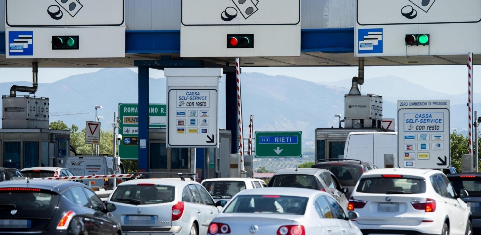 Retromarcia al casello: perché non va mai fatta e quali sanzioni si rischiano