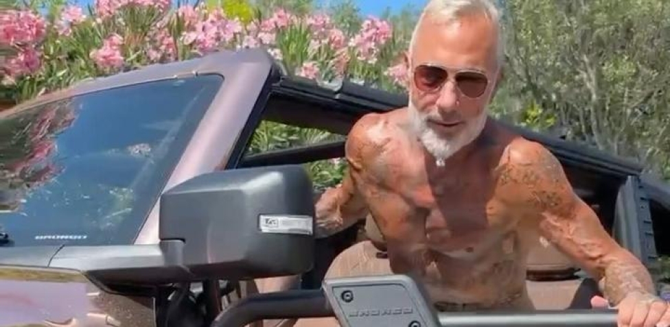 Gianluca Vacchi 57 anni e party in spiaggia le foto Gazzetta