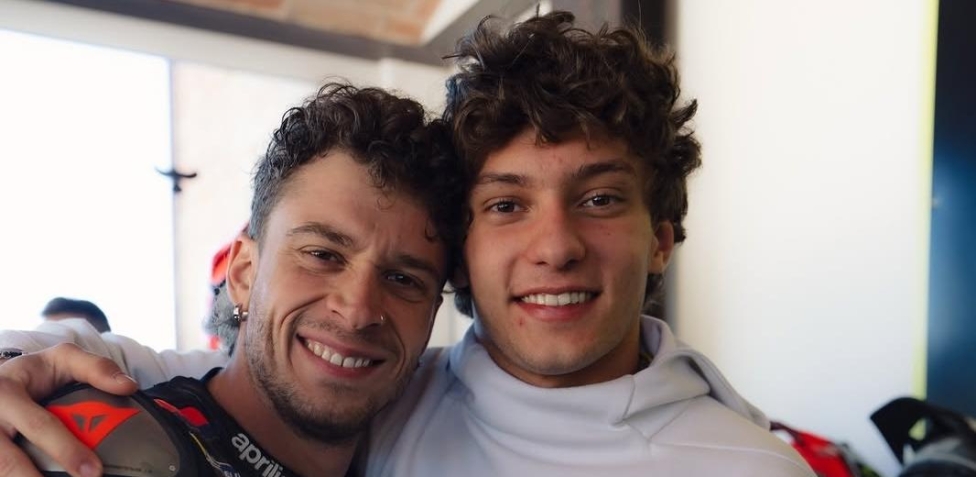 Bezzecchi e Antonelli insieme al ranch di Valentino: lo scatto social