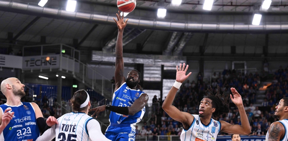 Ndour-show, Brescia batte Napoli e aggancia la Virtus. Trieste di misura a Varese, cade Sassari con Cantù