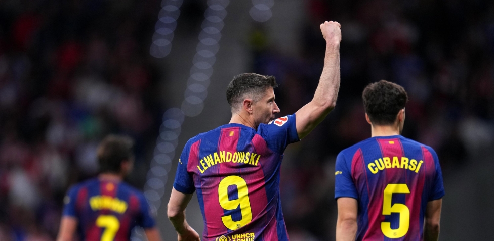 Passano gli anni, segna sempre Lewandowski: il Barça rimonta l'Atletico e vede la Liga