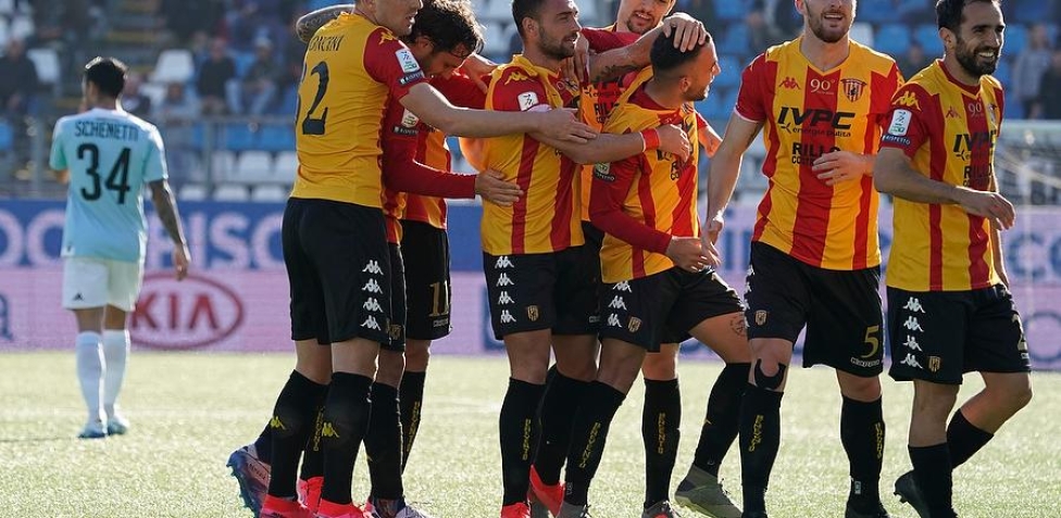 Benevento in paradiso! Stende la Salernitana 1-0 e ritorna in Serie B dopo tre anni