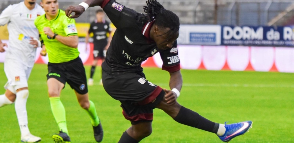 L'Arezzo vince il derby con il Livorno e torna in testa. La Casertana non si ferma più