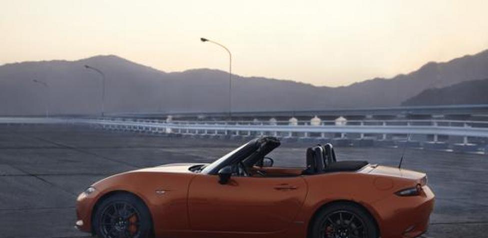 Mazda MX-5, una versione speciale da soli 990 kg