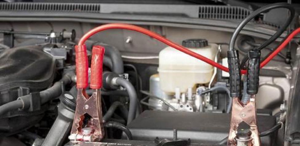 Batteria scarica: come avviare l'auto con i cavi elettrici. La guida