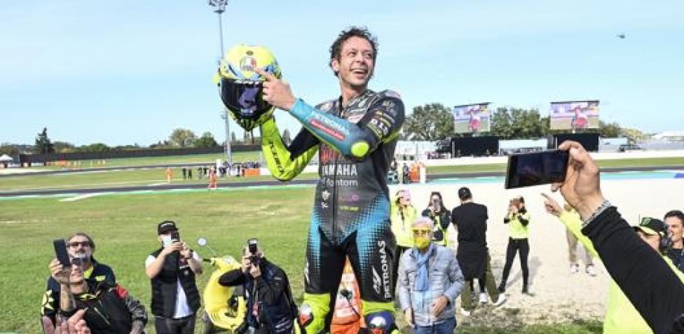 Ho avuto un po' paura: la strana avventura dopo aver preso il casco di Valentino  Rossi a Misano