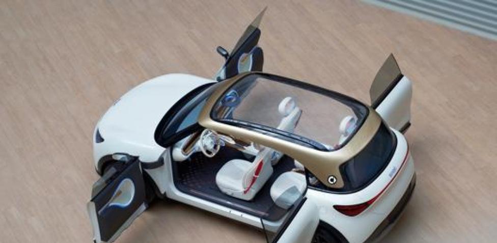 Prototipo Di Un'auto Futuristica Con Porte E Tetto Di Vetro. Luci