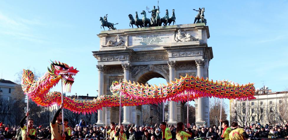 Capodanno Cinese a Milano: in migliaia all'Arco della Pace per l'anno del  Coniglio