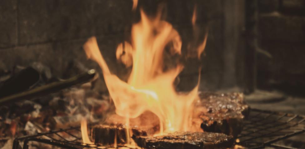 Cucinare nella foresta pentole da campeggio annerite e un calderone fuori  dal fuoco la sua primavera