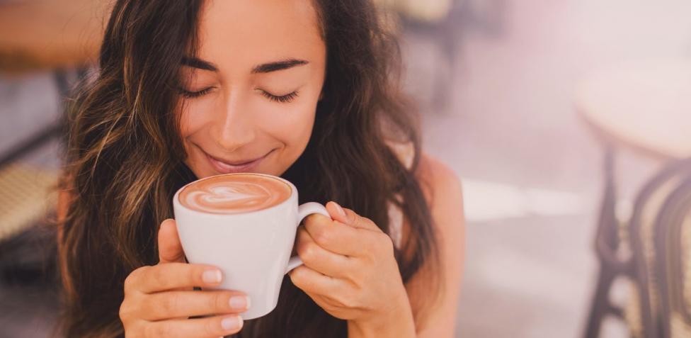 Caffè Hot Cappuccino con maschera protettiva per prevenire Corona Virus  (Covid-19) appeso al braccio donna mentre togliere la maschera per bere  caffè presso la caffetteria Foto stock - Alamy