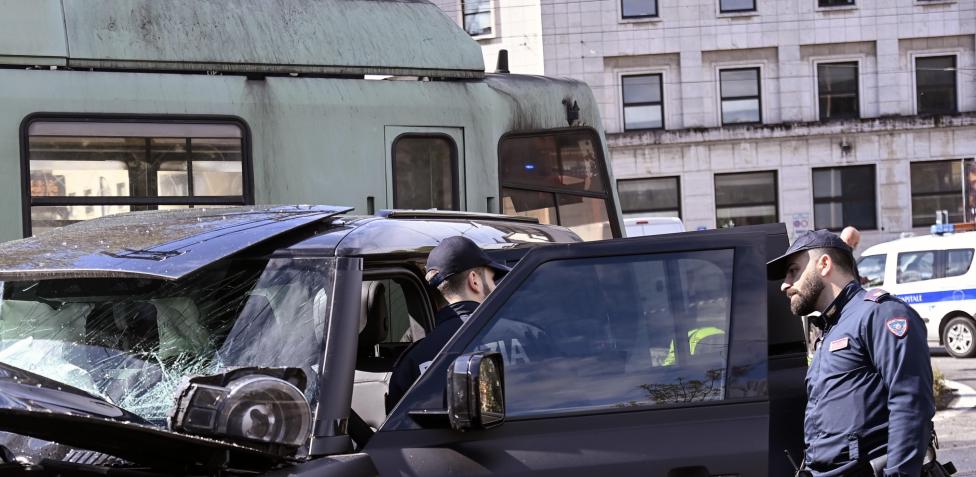 Forno a microonde giù da un ponte centra un autobus dell'Atac a Roma - Il  Fatto Quotidiano