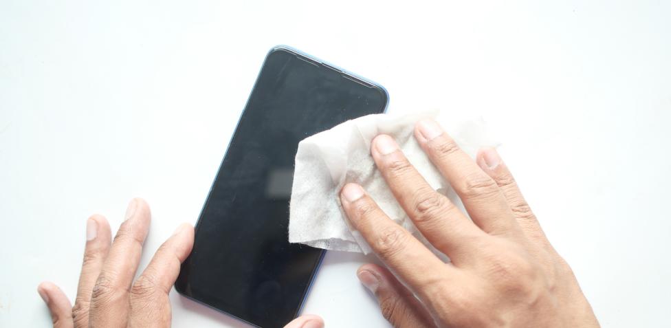 Smartphone: ecco cosa rischi quando non lo pulisci