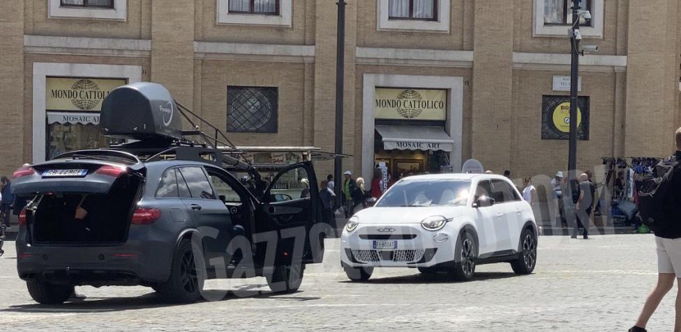 Fiat 600, ecco la versione definitiva. A Roma in via della Conciliazione  senza veli. Le prime foto - la Repubblica