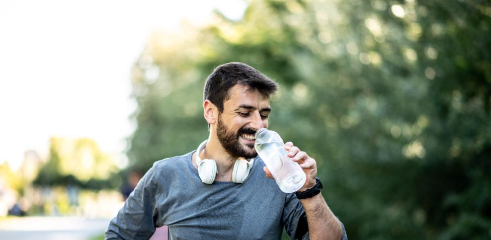L'acqua alcalina è più salutare per il corpo? I vantaggi e cosa sapere