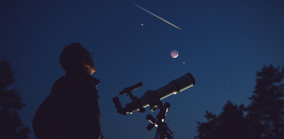 Notte di San Lorenzo: perché ancora ci fermiamo a guardare stelle cadenti -  Luce