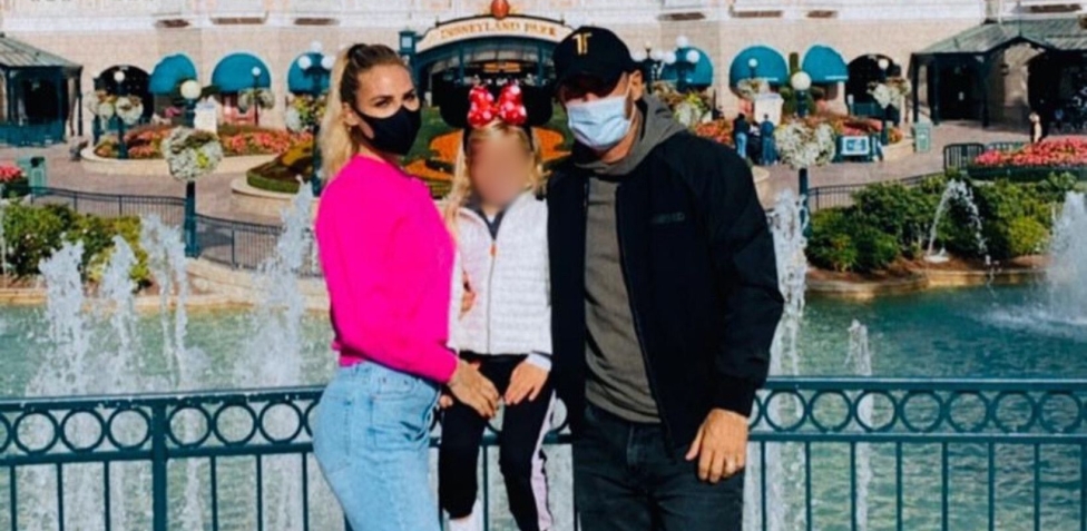 Ilary Blasi in versione Minnie, festeggia l'uscita del libro a Disneyland  Paris con le figlie