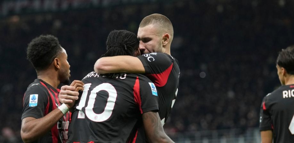 Image for Super Leao fa segnare Pavlovic, Maignan para un rigore a Dybala: il Milan batte la Roma, è a -1 dal Napoli