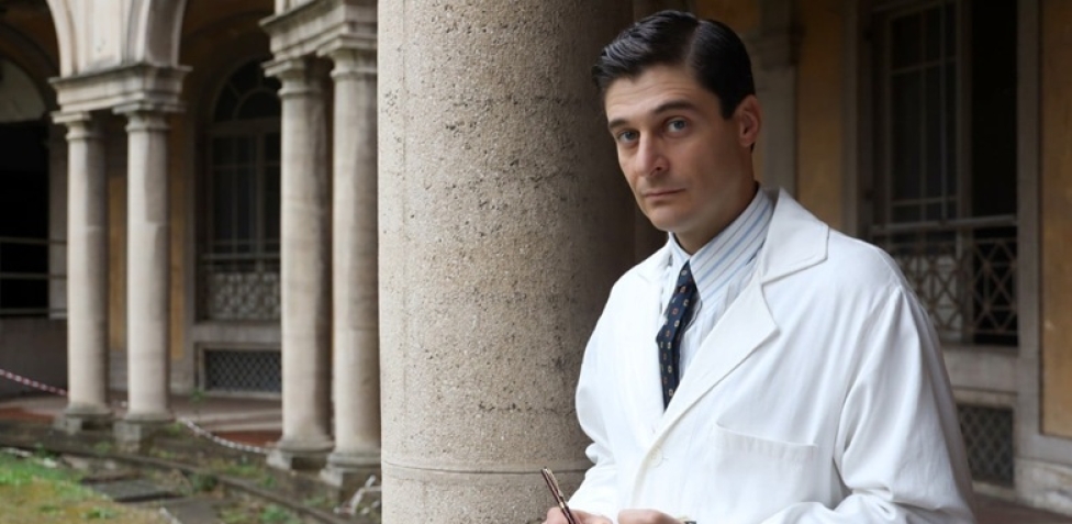 Scena della serie ambientata nel manicomio di Maggiano