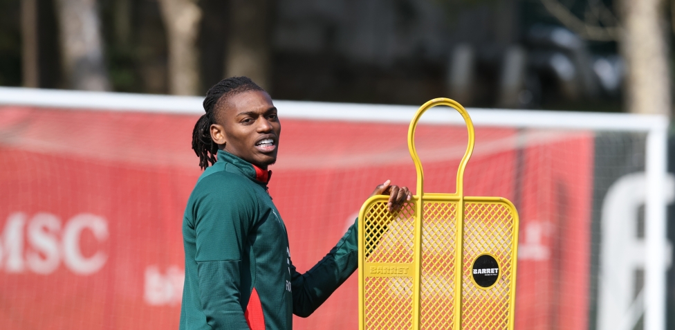 Leao in Portogallo: si allena da solo per tenersi il Milan (pubalgia permettendo)