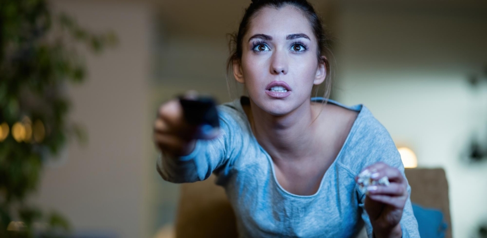 Binge-watching e salute: perché guardare troppe serie tv la sera fa male
