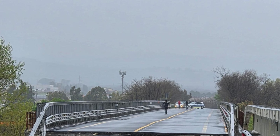 Maltempo, crollato un ponte fra Molise e Abruzzo. Neve in Molise, frane e auto danneggiate in Sicilia