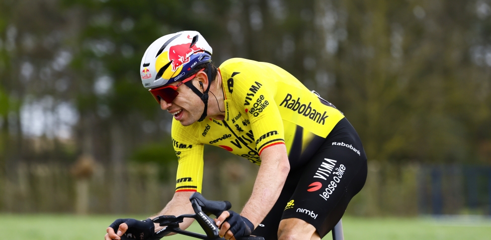 Butta le stampelle nel cestino sbagliato, il Trentino non perdona Van Aert: multa di 300 euro