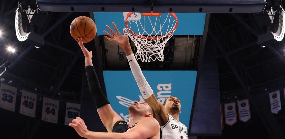 Jokic vince il duello con Wemby: Denver ferma gli Spurs. I Lakers perdono anche Reaves