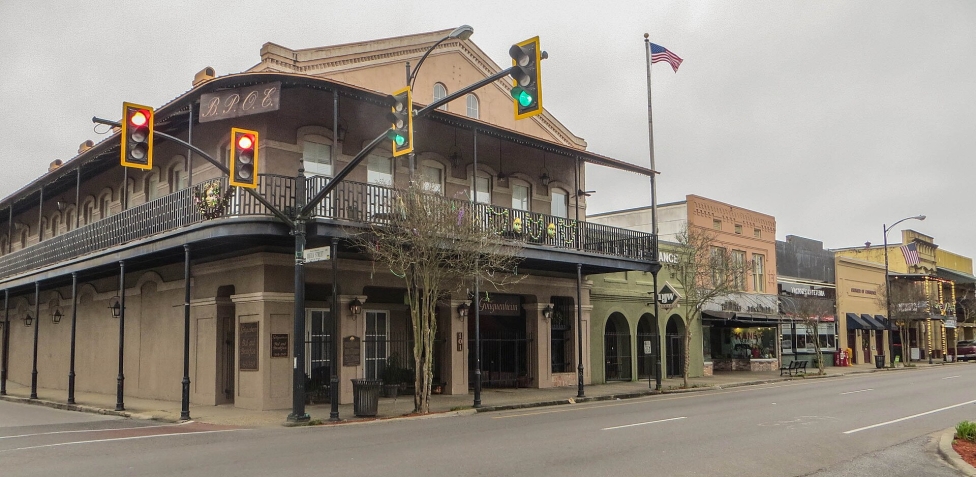 Auto sulla folla durante una parata, 13 feriti