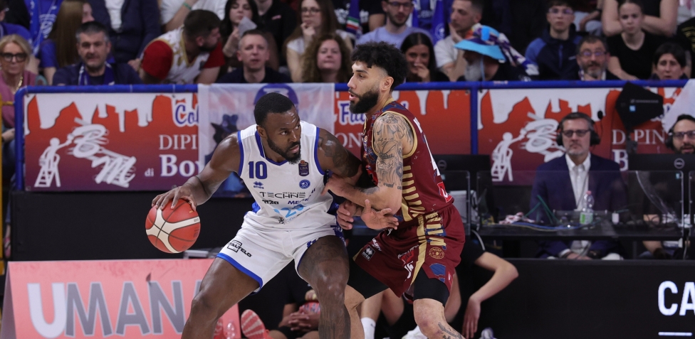 Burnell spinge Brescia: vittoria a Venezia e primato. Reggio Emilia ok su Cremona