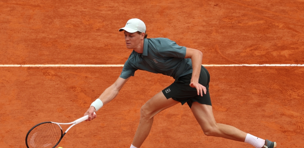 Seconda in "kick", palle corte, gestione degli sforzi: così Jannik è diventato re anche sulla terra