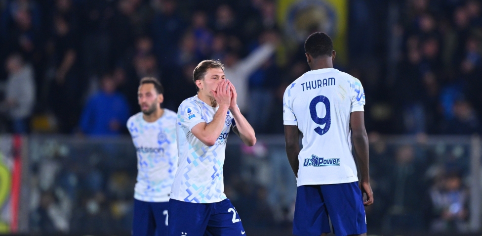 Como, bordate di fischi a Barella. E lui si "vendica": esce dal campo e saluta facendo 4 con la mano