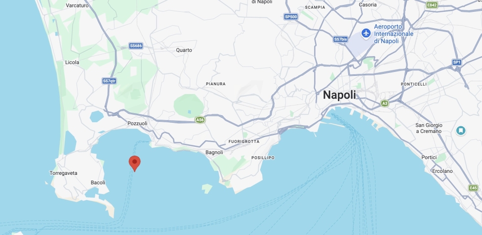 Persone in strada dopo la scossa di terremoto a Napoli
