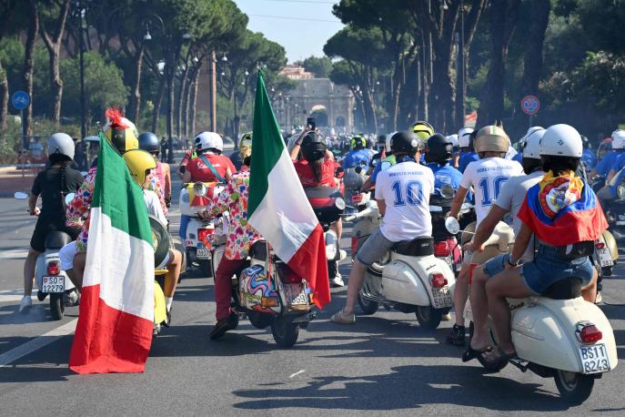 Vespa, 80 anni a Roma. I colori della festa