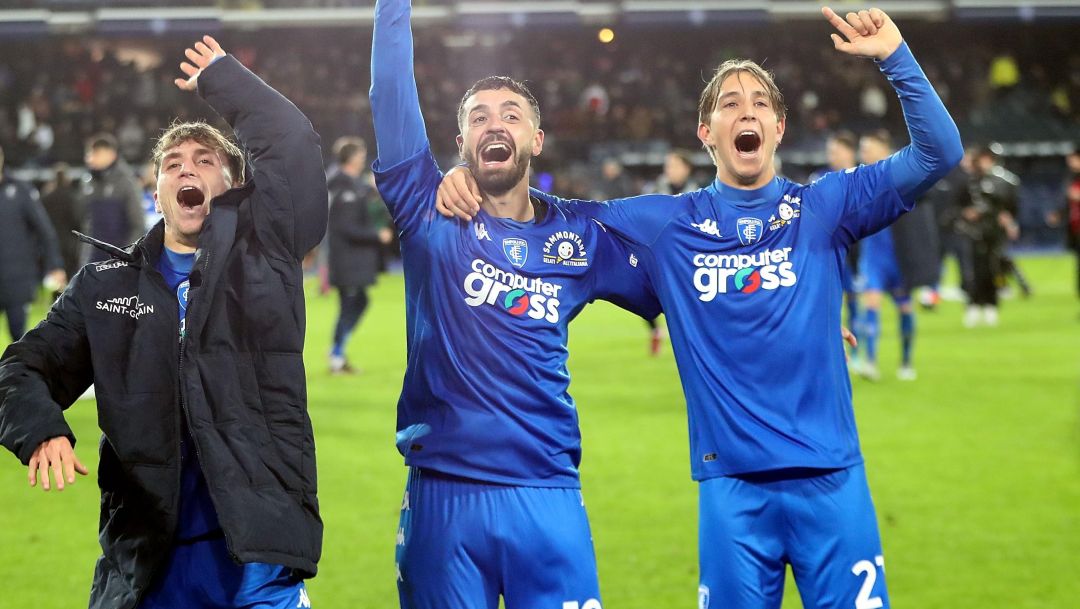 EMPOLI, ITALY - JANUARY 16: Tommaso Baldanzi, Francesco Caputo and Jacopo Fazzini of Empoli FC celebrates the victory after during the Serie A match between Empoli FC and UC Sampdoria at Stadio Carlo Castellani on January 16, 2023 in Empoli, Italy.  (Photo by Gabriele Maltinti/Getty Images)