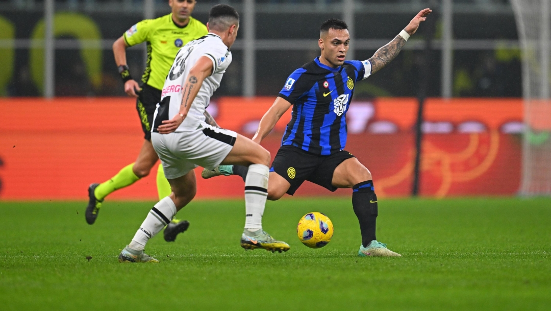 MILAN, ITALY - DECEMBER 09: Lautaro Martinez of FC Internazionale in action, battles for the ball during the Serie A TIM match between FC Internazionale and Udinese Calcio at Stadio Giuseppe Meazza on December 09, 2023 in Milan, Italy. (Photo by Mattia Ozbot - Inter/Inter via Getty Images)
