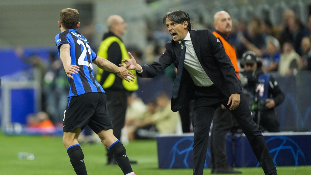 Inter Milan's Nicolo Barella, left, celebrates with team's head coach Simone Inzaghi after scoring the opening goal during the Champions League quarterfinal second leg soccer match between Inter Milan and Benfica at the San Siro stadium in Milan, Italy, Wednesday, April 19, 2023. (AP Photo/Luca Bruno)