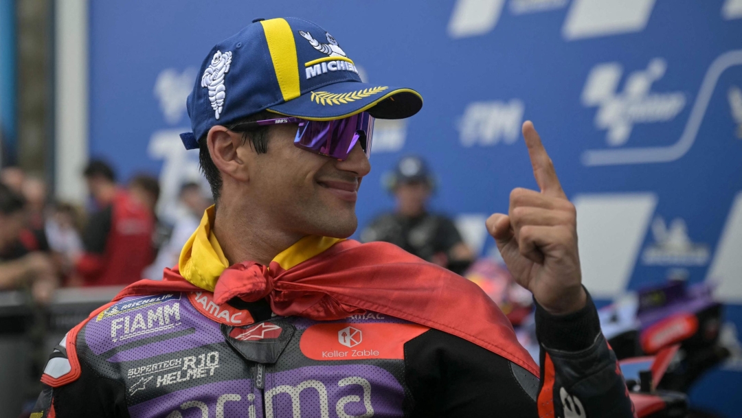 Jorge Martin, pilote espagnol de Prima Pramac Racing, célèbre après avoir remporté le Grand Prix de France MotoGP sur le circuit Bugatti du Mans, dans le nord-ouest de la France, le 12 mai 2024. (Photo de Lou Benoist / AFP)