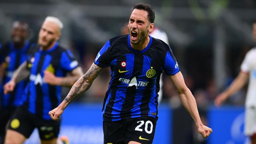 MILAN, ITALY - APRIL 14:  Hakan Calhanoglu of FC Internazionale celebrates after scoring the goal during the Serie A TIM match between FC Internazionale and Cagliari at Stadio Giuseppe Meazza on April 14, 2024 in Milan, Italy. (Photo by Mattia Pistoia - Inter/Inter via Getty Images)