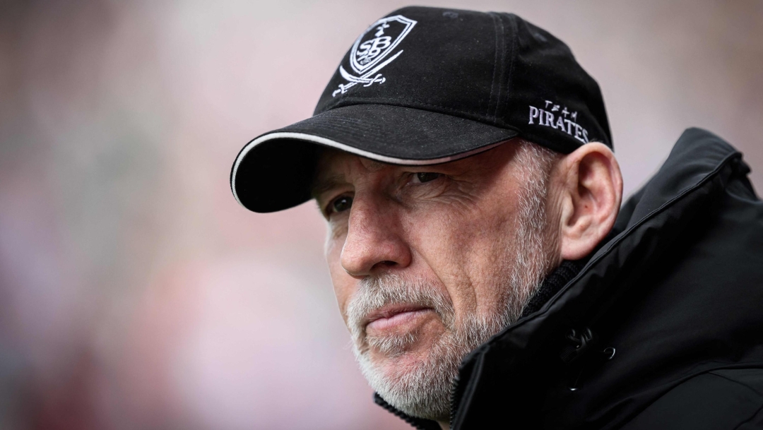 Brest's French head coach Eric Roy looks at his players during the French L1 football match between Stade Brestois 29 (Brest) and FC Metz at Stade Francis-Le Ble in Brest, western France, on April 7, 2024. (Photo by LOIC VENANCE / AFP)