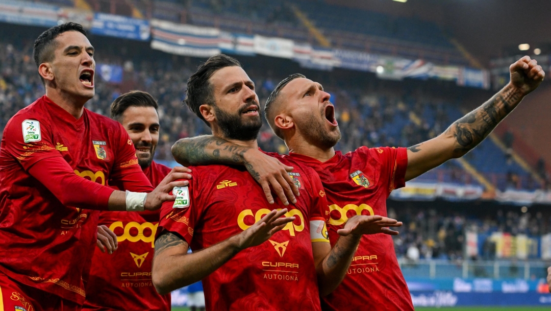 Catanzaro's Pietro Iemmello celebrates after scoring the 2-2 goal for his team during the Serie B soccer match between Sampdoria and Catanzaro at the Luigi Ferraris Stadium in Genova, Italy - Saturday, November 30, 2024. Sport - Soccer . (Photo by Tano Pecoraro/Lapresse)