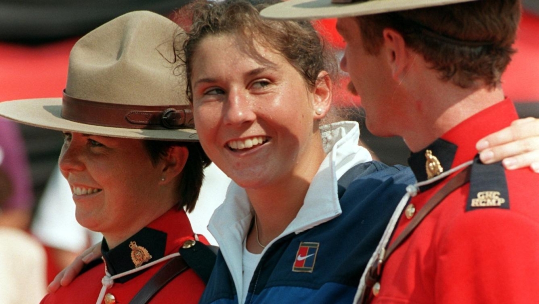 1 gegen die Südafrikanerin Amanda Coetzer. Seles, die am 30. April 1993 in Hamburg Opfer einer Messerattacke geworden war, gilt nun als Mitfavoritin für die in einer Woche beginnenden US Open in New York. (Photo by Dedert/picture alliance via Getty Images)