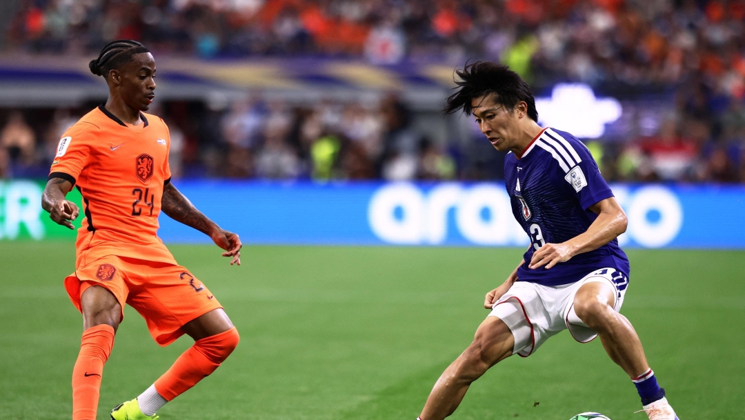 TOPSHOT - Japan's midfielder #13 Keito Nakamura (R) fights for the ball with Netherlands' forward #24 Crysencio Summerville  during the 2026 World Cup Group F football match between the Netherlands and Japan at the Dallas Stadium in Arlington on June 14, 2026.  (Photo by Aric Becker / AFP)