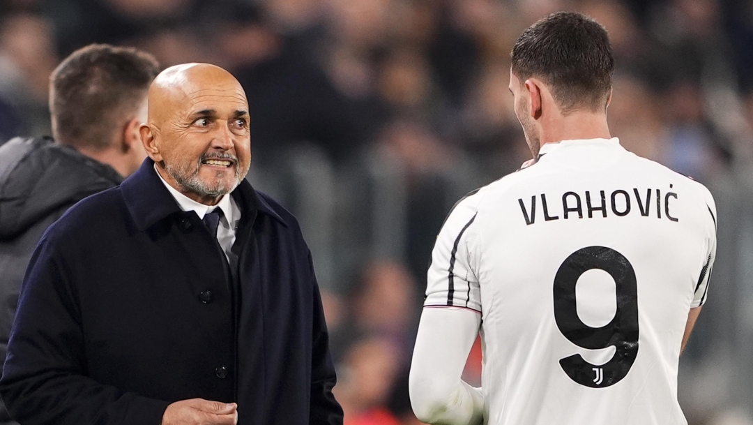 Juventus's head coach Luciano Spalletti speak to Juventusâs Dusan Vlahovic during the Uefa Champions League soccer match, between Juventus and Sporting CP at the Allianz Stadium in Turin, League phase Matchday 4, north west Italy - Tuesday, November 4, 2025. Sport - Soccer (Photo by Fabio Ferrari/LaPresse)