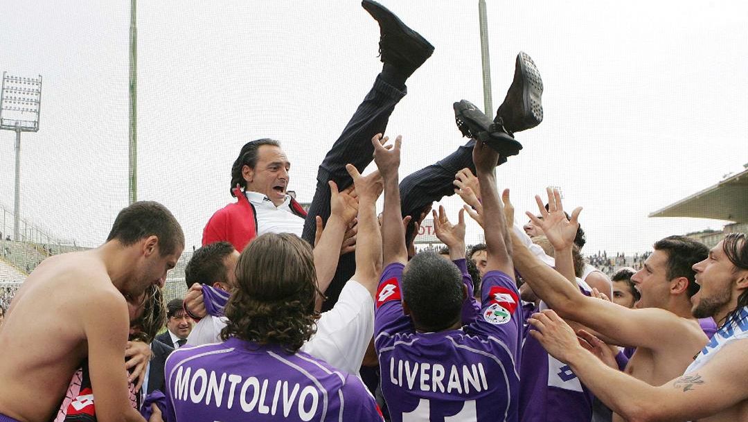 Cesare Prandelli portato in trionfo dai giocatori della Fiorentina nel 2007. Ansa